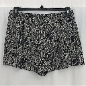 Loft Women’s Shorts with Pockets Size‎ MP Black Cream Leaf Pattern Medium Petite